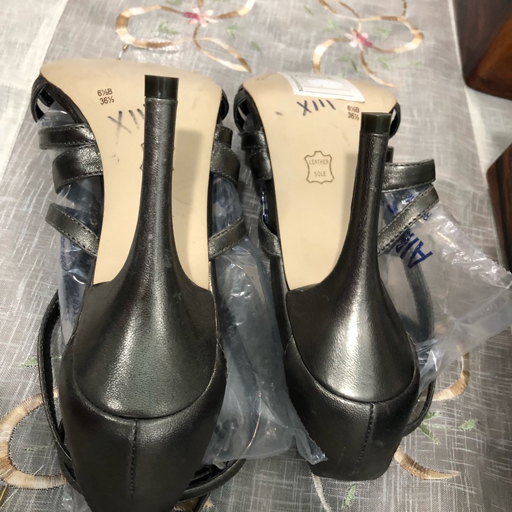 BCBG Maxazria shoes - Picture 3 of 4